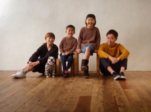 ペットと一緒に家族写真