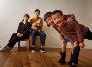 犬と4人家族写真