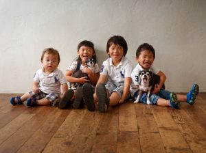 犬と子供4人で記念写真
