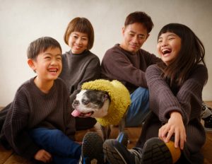 犬と4人家族写真
