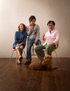 愛犬と家族記念写真