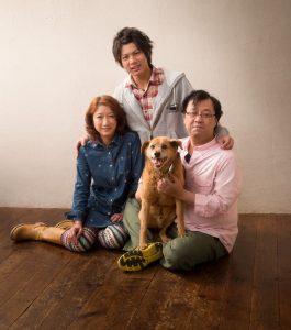 犬と家族4人写真