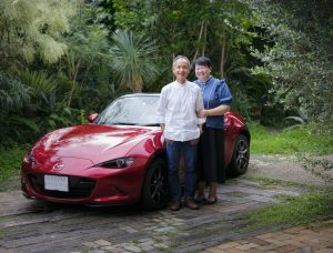 車と夫婦結婚記念写真