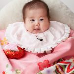 ピンクの着物を着てお宮参り写真