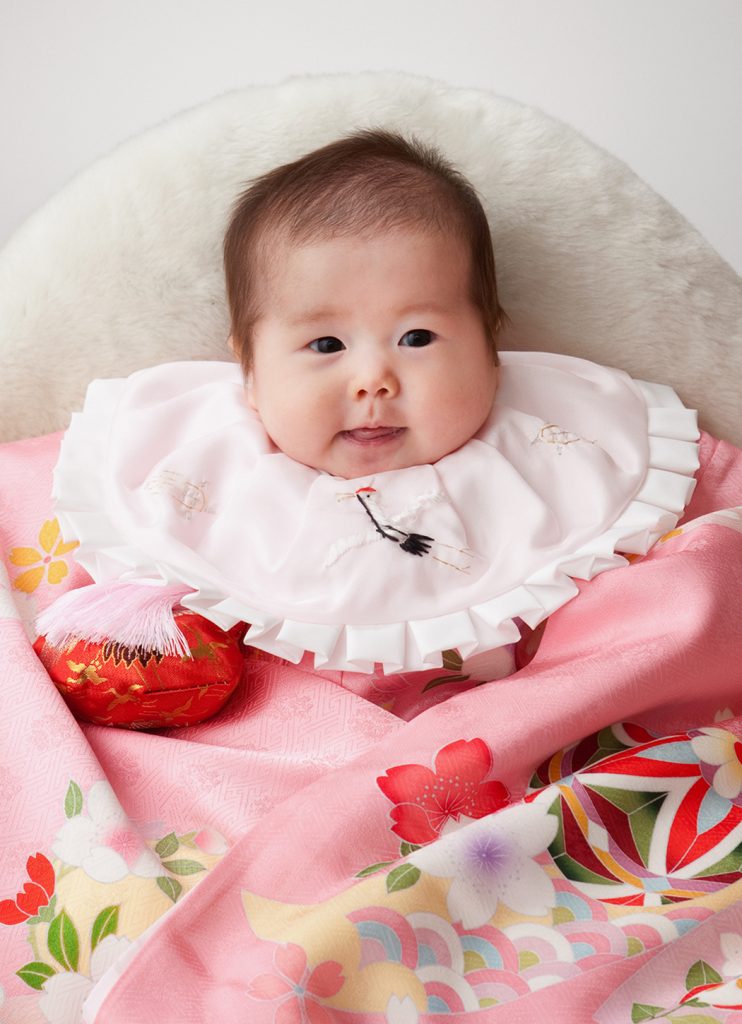 ピンクの着物を着てお宮参り写真