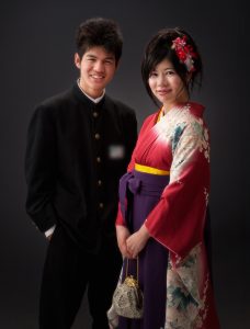 大学卒業袴弟と2人で記念写真