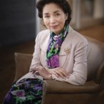 椅子に座った女性プロフィール写真