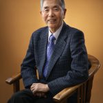 椅子に座った男性プロフィール写真