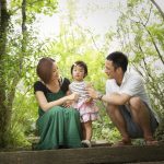 外で2歳誕生記念家族写真