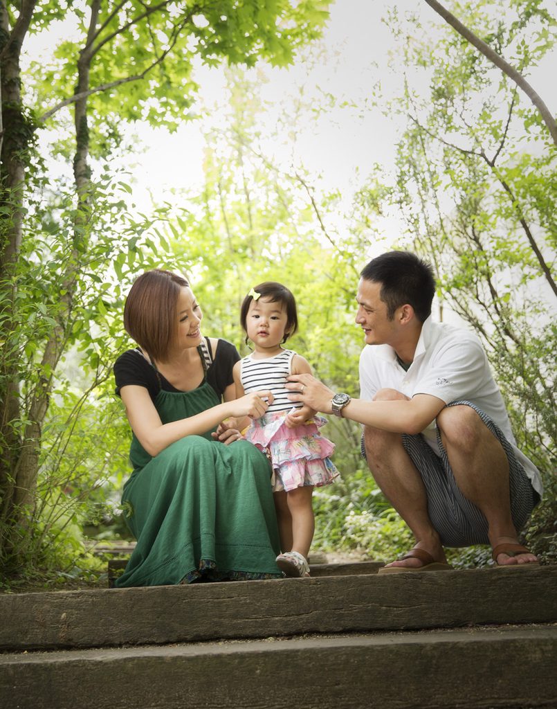 外で2歳誕生記念家族写真
