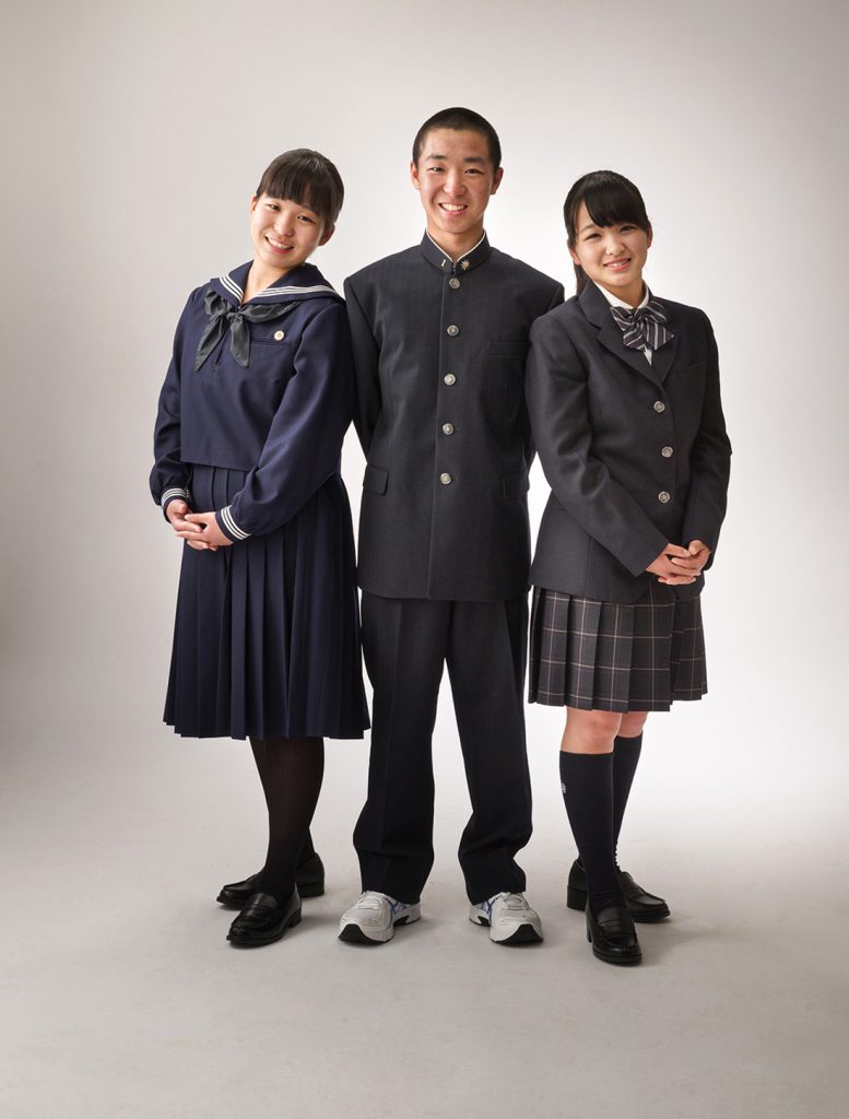 高校の制服を着て兄弟3人入学記念写真