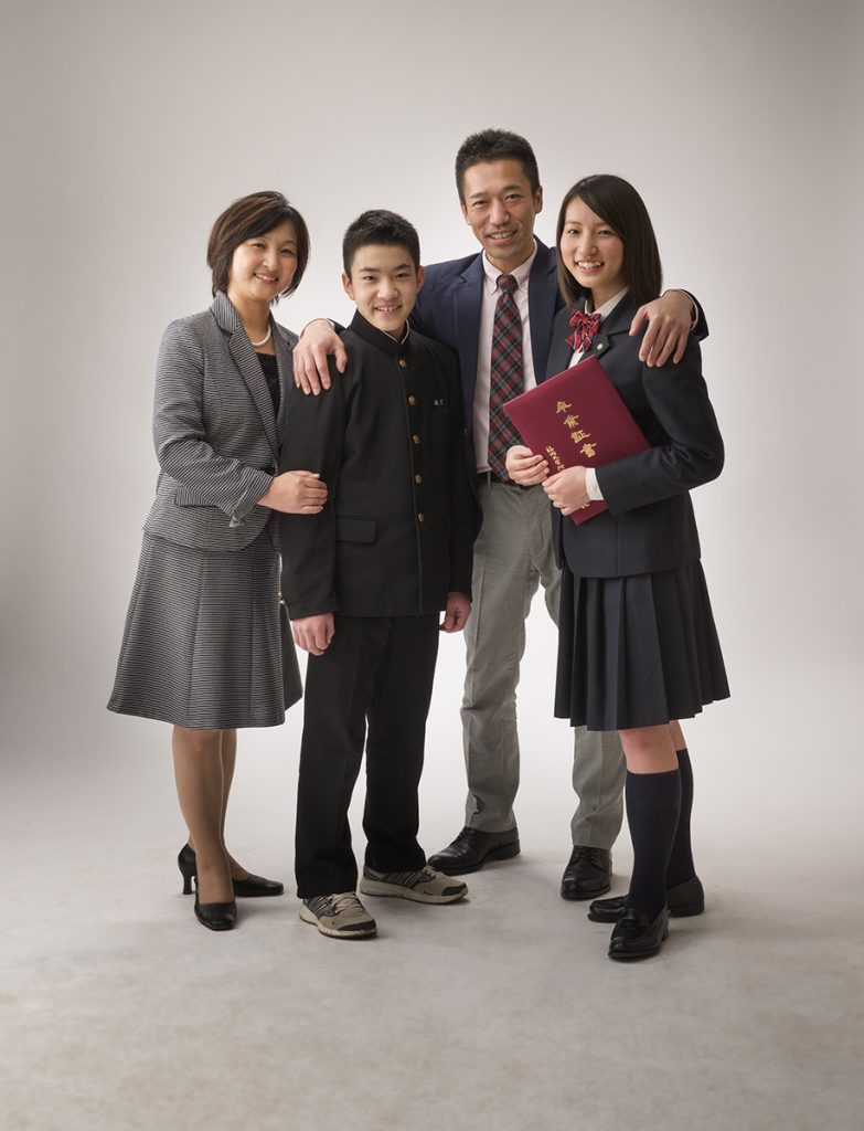 高校卒業4人家族写真
