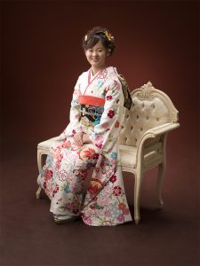 成人式記念椅子座り全身写真