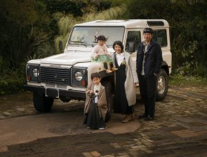 七五三5歳男の子車と一緒に家族写真