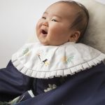 着物を着た男の子百日祝い写真