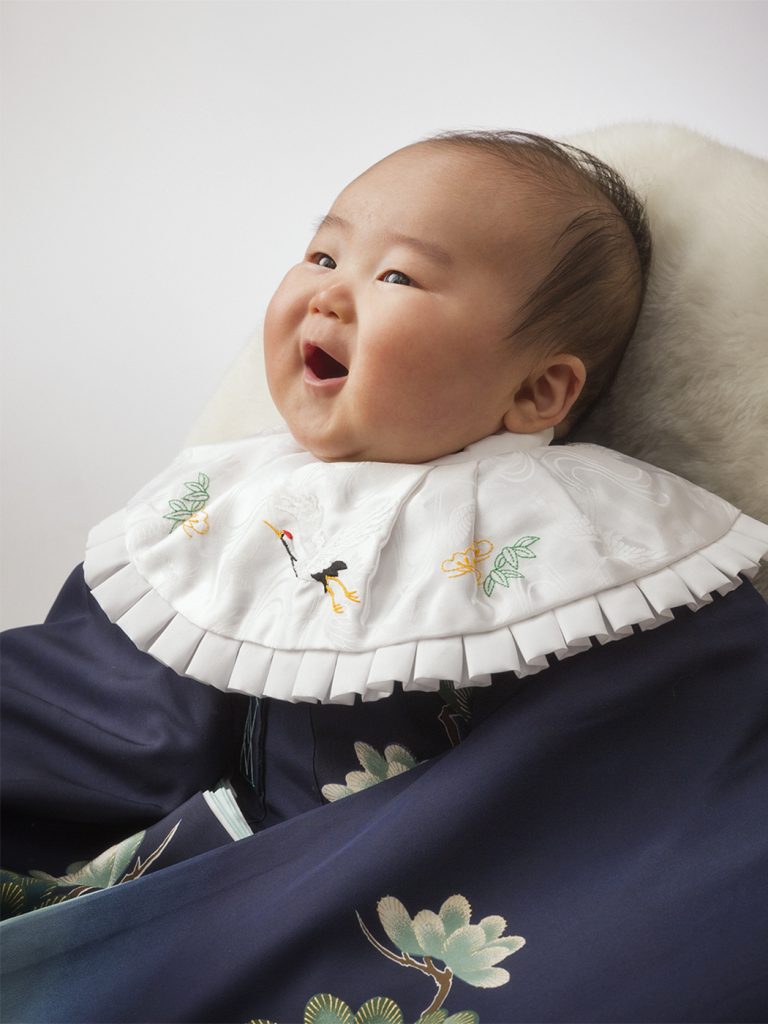 着物を着た男の子百日祝い写真