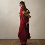 赤色の振袖で成人記念写真