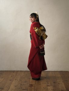 赤色の振袖で成人記念写真