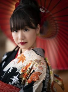 赤い和傘を持って成人記念振袖写真