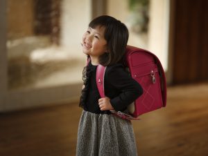 赤いランドセルで小学校右入学記念