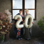 20のバルーンを持って成人記念写真