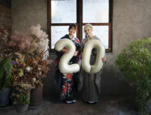 20のバルーンを持って成人記念写真